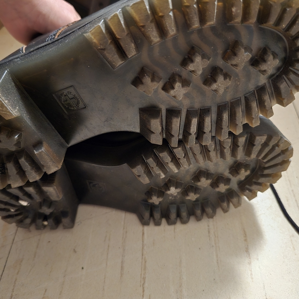 Dr. Martens Leona Boot - Picture 2 of 3
